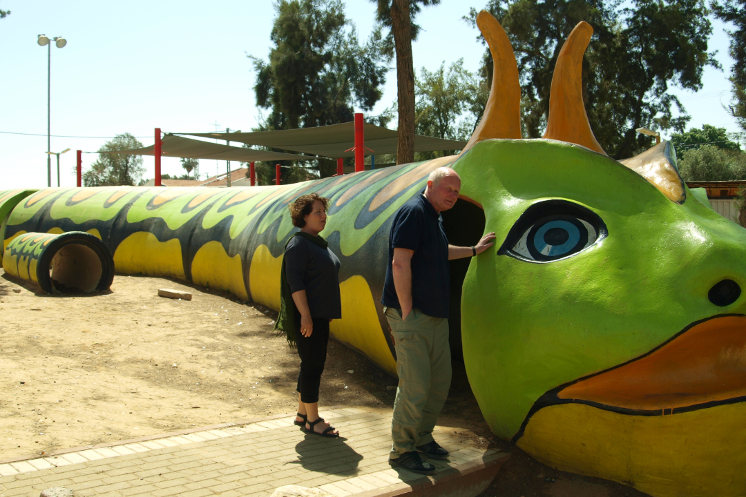 Sderoti linna laste mänguväljak, mis koosneb pommivarjenditest