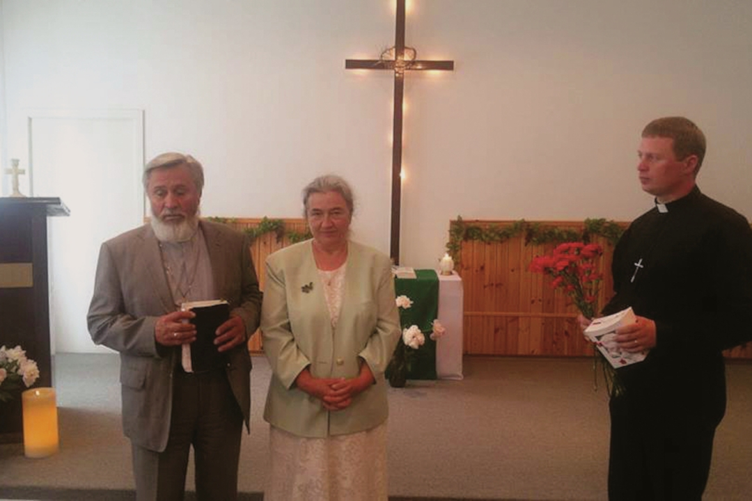 Pastor Viktor Batov, tema kõrval abikaasa Raissa Batova ja Aseri koguduse pastor Dmitri Semjonov