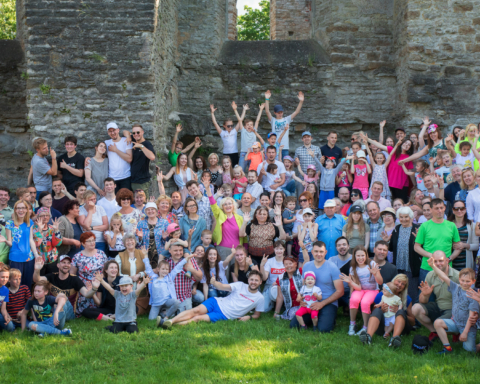 Tallinna vene koguduse pastori Aleksandr Fjodorovi abikaasa Veronika kirjeldab selles artiklis, kuidas tema vanemate Georg ja Jekaterina Lanbergi Tallinna metodisti kogudusega liitumisest sai alguse venekeelne töö, millest tänaseks on saanud 253-liikmeline kogudus.