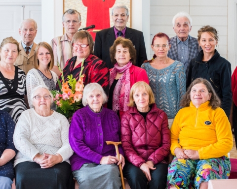 Valve Looris esireas keskel. Reeküla jumalateenistusel 2015. Reeküla koguduse fotokogu