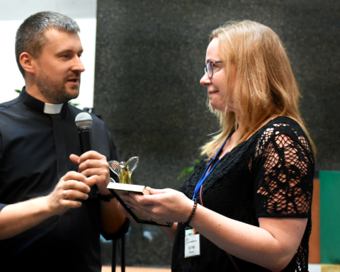 EMK superintendent Robert Tšerenkov aastakonverentsil Elele üle andmas „AASTA PANUSTAJA“ auhinda.