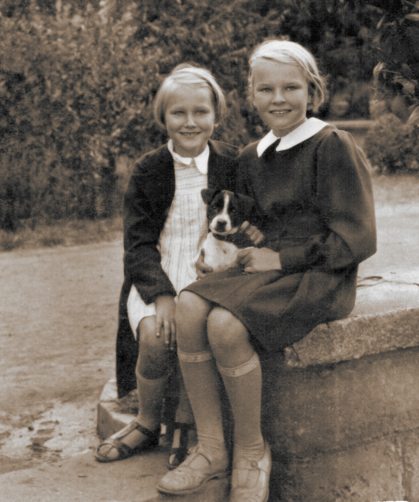 Ingrid Sõber oma õega kevadel 1941