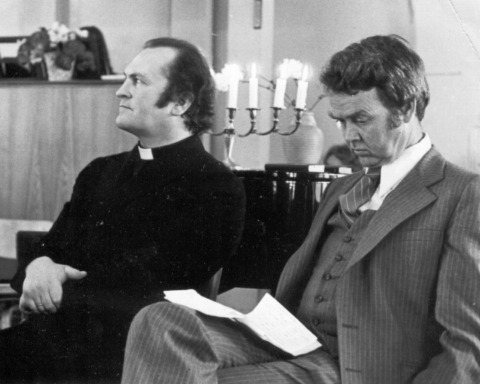 Olav Parnamets ja Eddie Fox istumas kiriku pingil